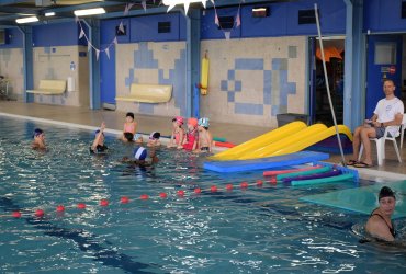 "LES CLASSES BLEUES" À LA PISCINE